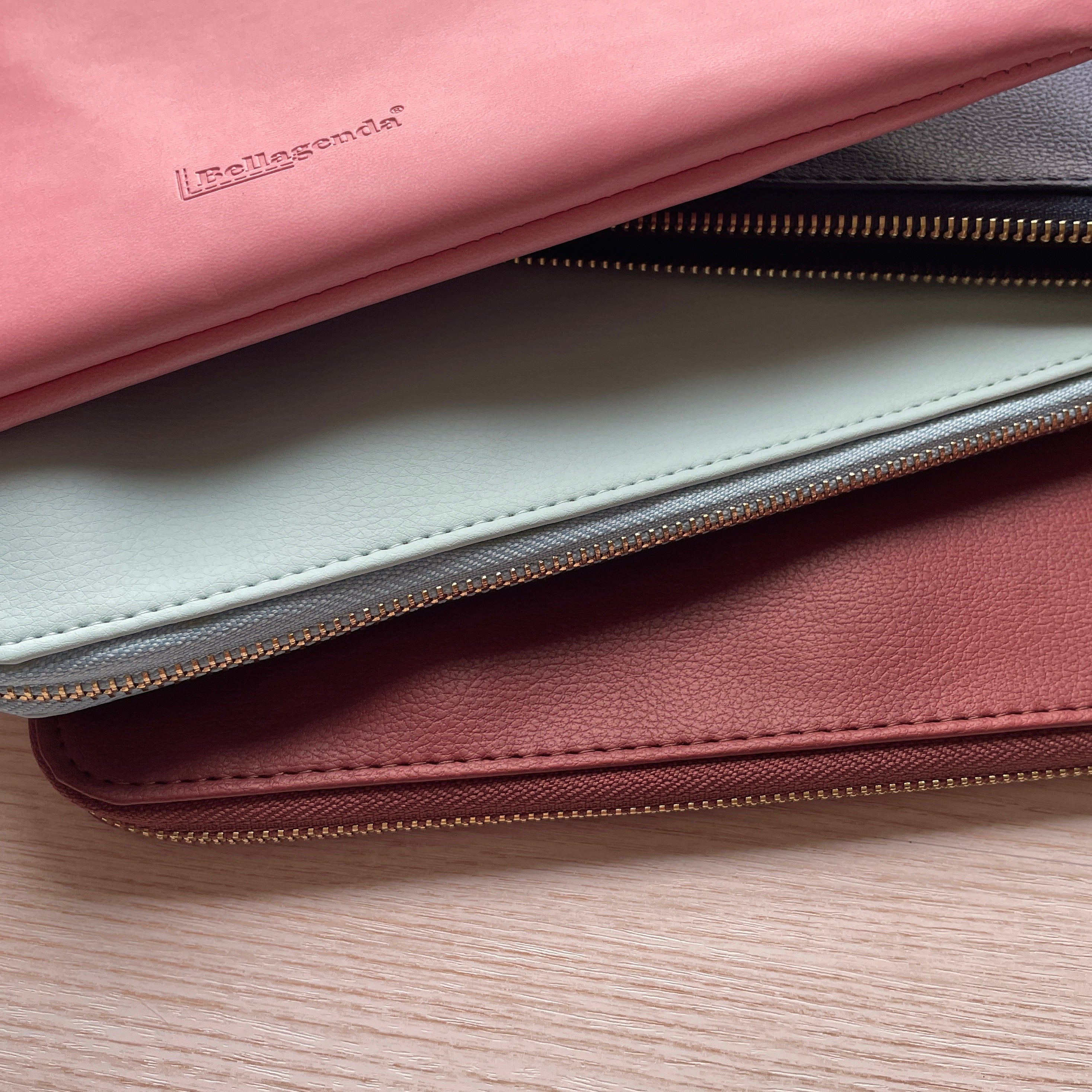 Tablet sleeve with zipper closure 